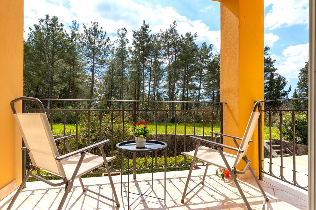 Spyrelia Villa With Private Pool & Outdoor Hot Tub Δασιά Εξωτερικό φωτογραφία