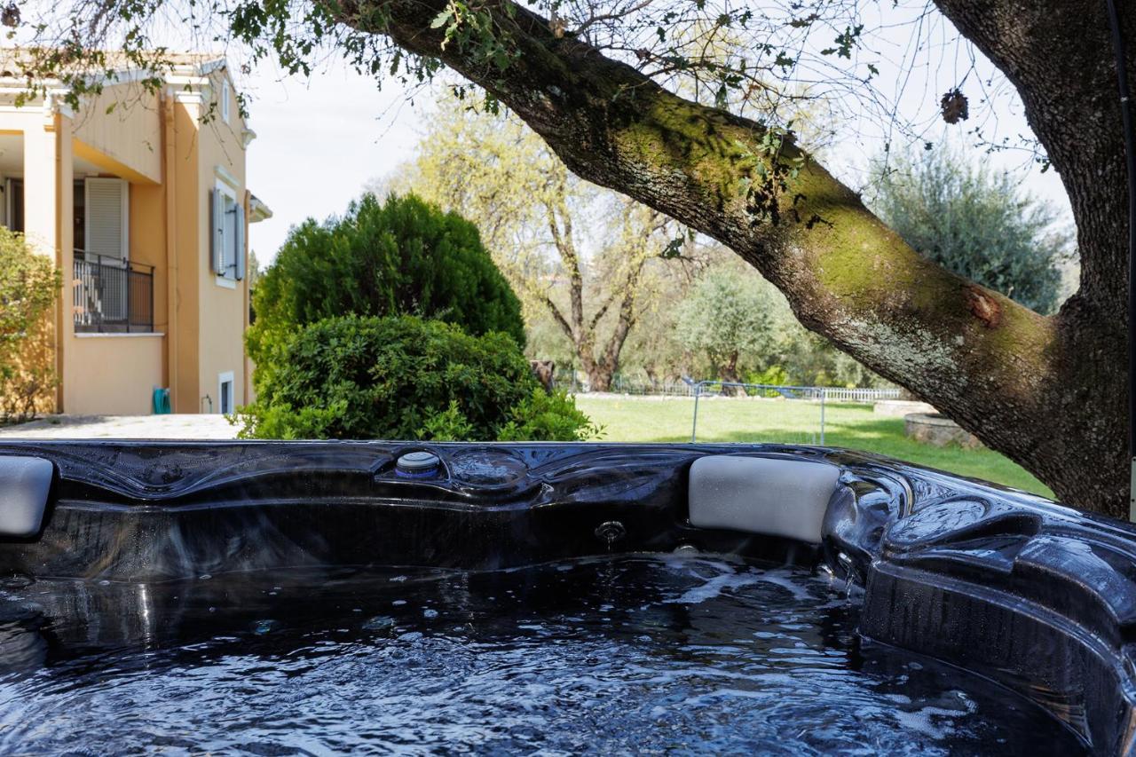 Spyrelia Villa With Private Pool & Outdoor Hot Tub Δασιά Εξωτερικό φωτογραφία
